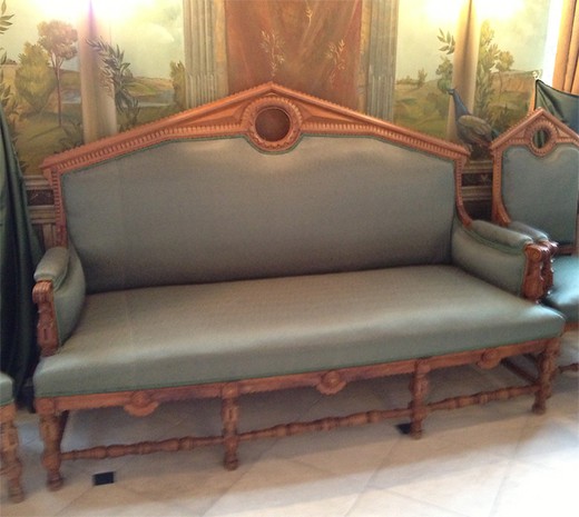 Антикварный диван в русском стиле