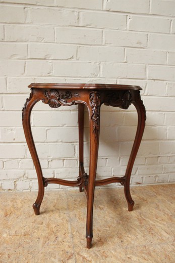 salon shop antiques furniture antique small coffe table in Louis XV style in walnut with classic carving. Europe 19 century