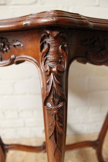 Старинная мебель - Небольшой антикварный журнальный столик в стиле Людовик XV. Выполнен из дерева (орех) и украшен классической резьбой. Европа, 19 век.