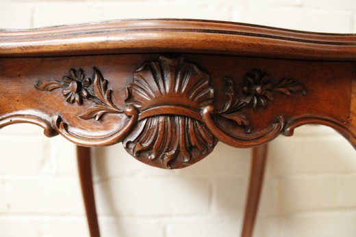 furniture antiques small coffe table in Louis XV style in walnut with classic carving. Europe 19 century