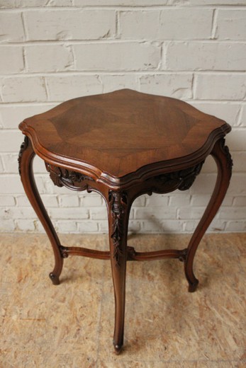 Мебель антикварная - Небольшой антикварный журнальный столик в стиле Людовик XV. Выполнен из дерева (орех) и украшен классической резьбой. Европа, 19 век.