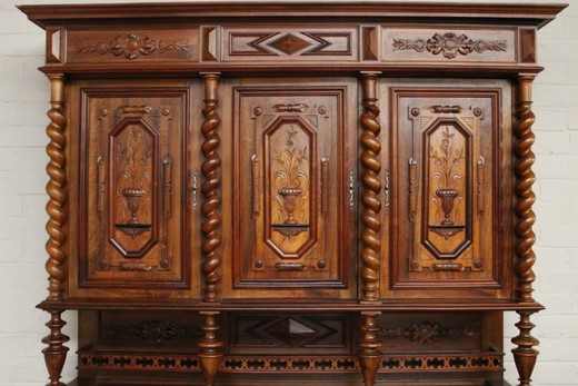 Старинная мебель - Антикварный шкаф для кабинета в стиле Генрих II. Выполнен из дерева (орех) с очень красивой резьбой и витыми колоннами. Европа, 19 век. В отличном состоянии. Купить в галерее антиквариата в Москве