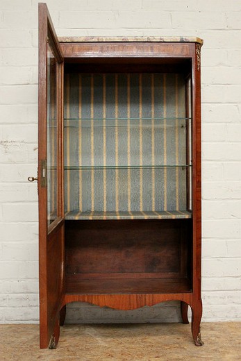 Небольшой старинный шкаф-витрина для кабинета. Выполнен из дерева (орех) с бронзовым декором и мраморной столешницей. Две стеклянные полки. Европа, 1900-е гг. Винтажная и антикварная мебель купить в Мокве