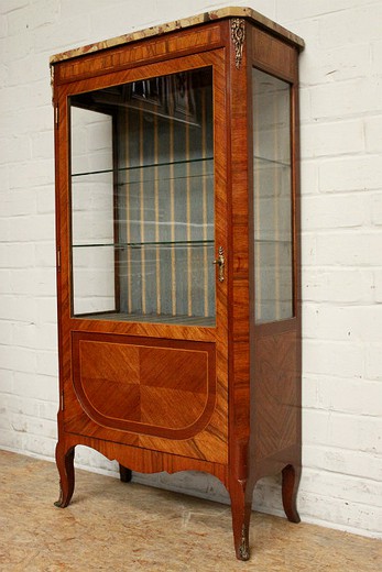 Небольшой старинный шкаф-витрина для кабинета. Выполнен из дерева (орех) с бронзовым декором и мраморной столешницей. Две стеклянные полки. Европа, 1900-е гг. Старинная мебель - купить в интернет-магазине антиквариата