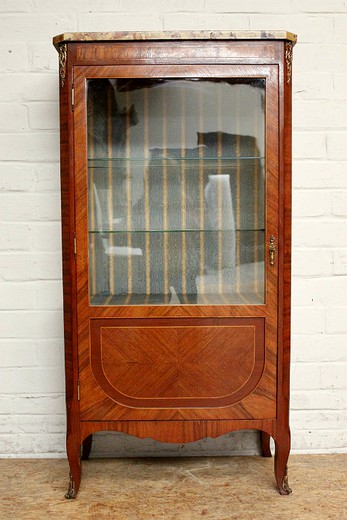Небольшой старинный шкаф-витрина для кабинета. Выполнен из дерева (орех) с бронзовым декором и мраморной столешницей. Две стеклянные полки. Европа, 1900-е гг. Мебель антик - купить в магазине галерее антиквариата