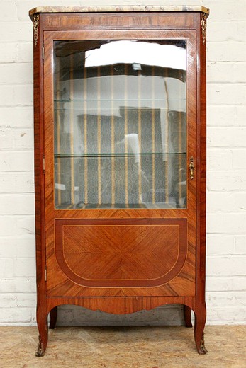 Небольшой старинный шкаф-витрина для кабинета. Выполнен из дерева (орех) с бронзовым декором и мраморной столешницей. Две стеклянные полки. Европа, 1900-е гг. Антикварная мебель - купить в магазине салоне антиквариата