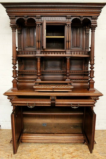 Мебель антиквариат - Шкаф и бюро для кабинета в стиле Генрих II. Выполнены из дерева (орех) с классической резьбой. Для столешницы бюро использован редкий красный мрамор гриотт. Европа, 19 век.