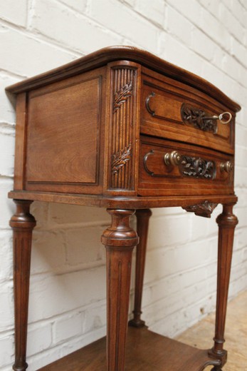 Антикварная мебель: старинный небольшой столик из дерева. Купить в Москве в интернет-магазине или шоуруме