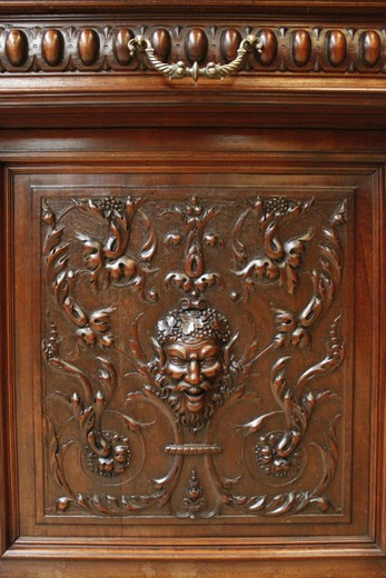 Старинный шкаф для кабинета