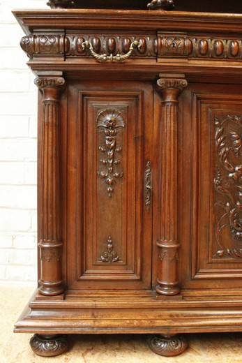 Старинный шкаф для кабинета