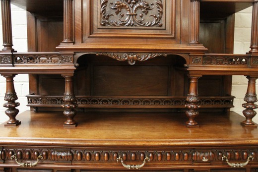 Старинный шкаф для кабинета