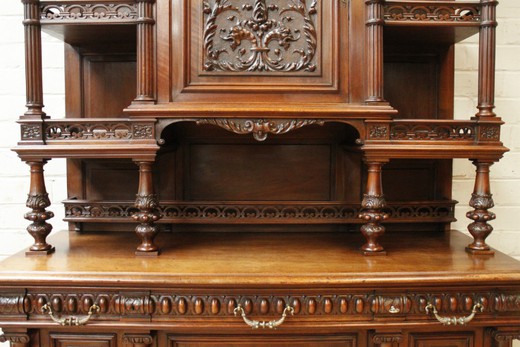 Старинный шкаф для кабинета