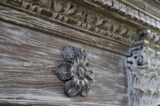 Старинный каминный портал из дерева