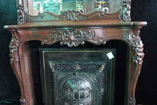 Старинный антикварный деревянный каминный портал с зеркалом