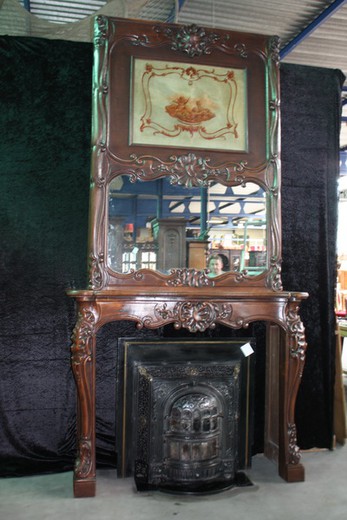 Старинный антикварный деревянный каминный портал с зеркалом