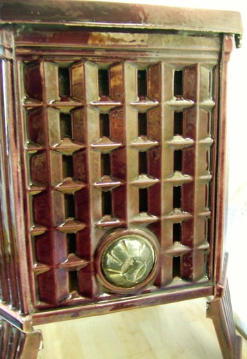 Небольшая антикварная печь Rosieres. Чугунная, покрыта эмалью благородного лилового цвета. Находится в идеальном состоянии, после реставрации. Франция, начало 20 века.
