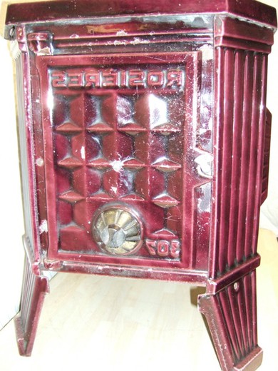 Небольшая старинная печка Rosieres. Чугунная, покрыта эмалью благородного лилового цвета. Находится в идеальном состоянии, после реставрации. Франция, начало 20 века.