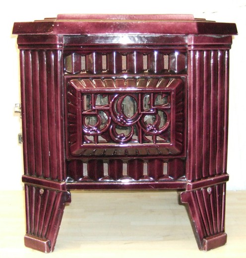 Небольшая антикварная печка Rosieres. Чугунная, покрыта эмалью благородного лилового цвета. Находится в идеальном состоянии, после реставрации. Франция, начало 20 века.