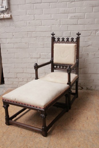 Антикварное кресло из ореха с подставкой готика франция XIX век