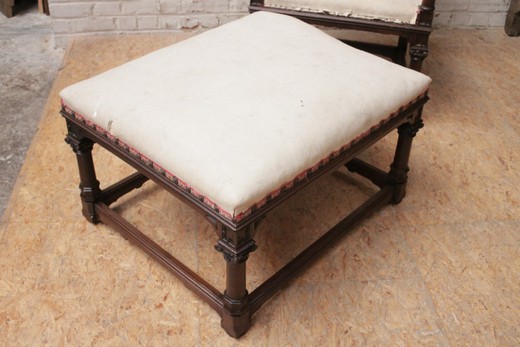 антикварное кресло из резного ореха в готическом стиле