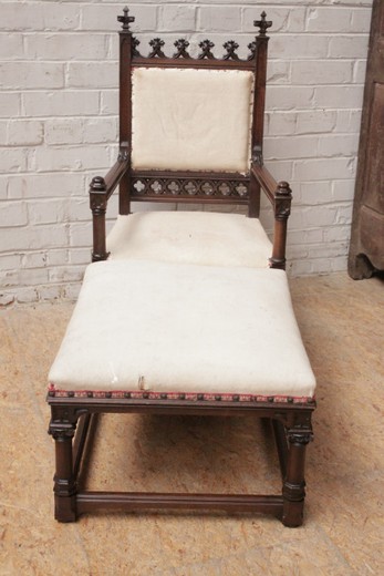 старинное кресло с подставкой для ног из ореха в готическом стиле  франция XIX век