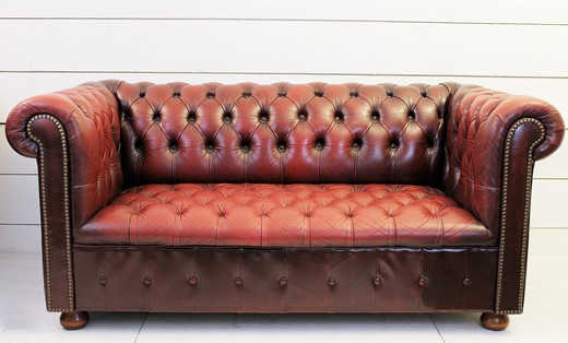 антикварный кожаный диван в стиле честерфилд