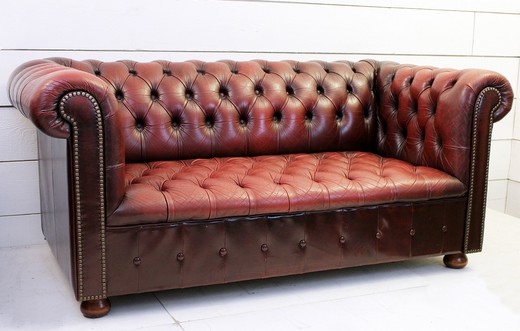 старинный кожаный диван в стиле честерфилд