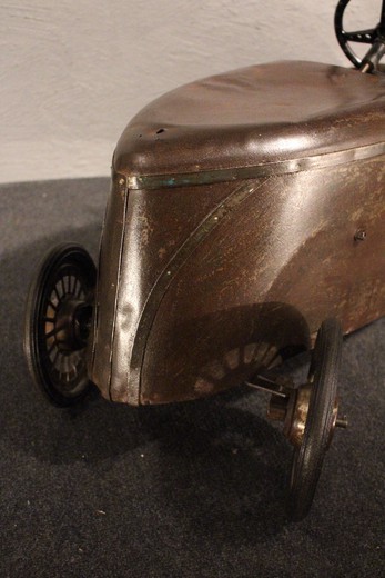 антикварные детские педальные машинки из металла