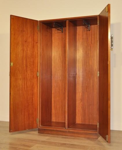 ATTRACTIVE LARGE VINTAGE ART DECO WALNUT DOUBLE WARDROBE ARMOIRE