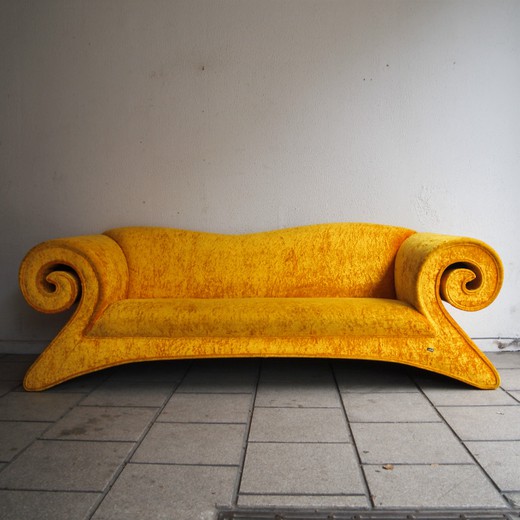 велюровый дизайнерский диван
