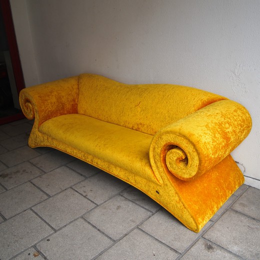 дизайнерский диван из велюра