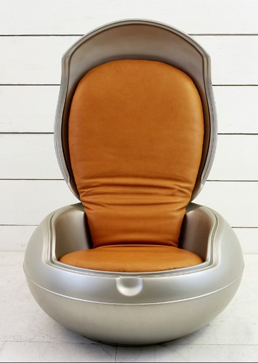 старинное дизайнерское кресло капсула, кожа