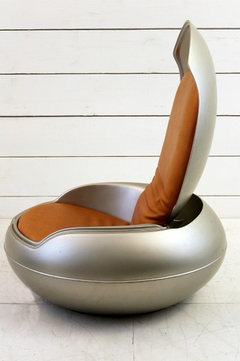 винтажное кожаное кресло капсула от дизайнера