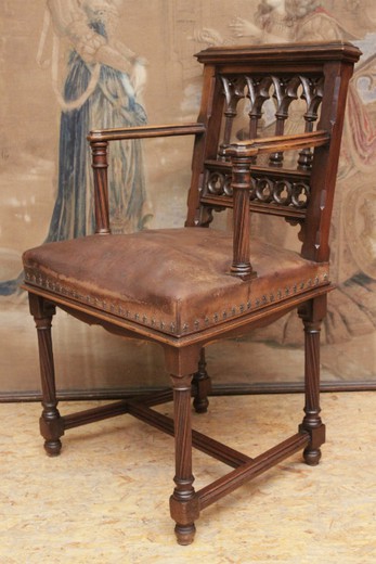 старинное кресло в готическом стиле для детей франция XIX век