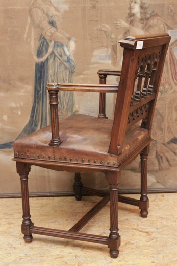 старинное резное кресло из ореха в готическом стиле антиквариат москва