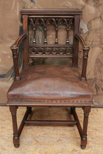 Антикварное кресло в готическом стиле для ребенка Франция XIX век