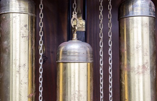 старинные часы из дуба с маятником, середина 19 века