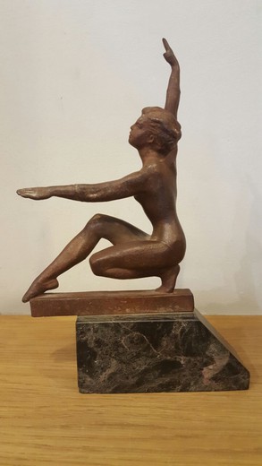 скульптура девушка на бревне 20 век россия Ольга Корбут