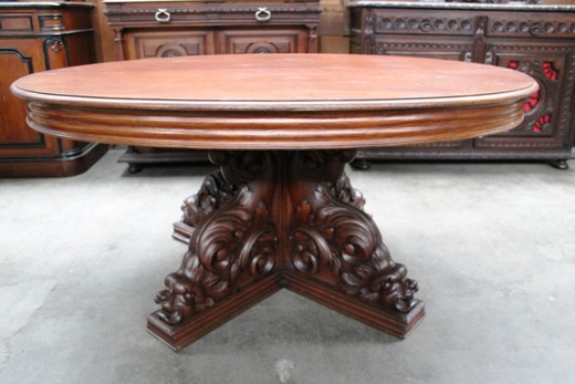 старинный стол из красного дерева
