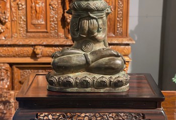 Антикварная скульптура «Пхра пидта», или «Будда, закрывающий глаза»