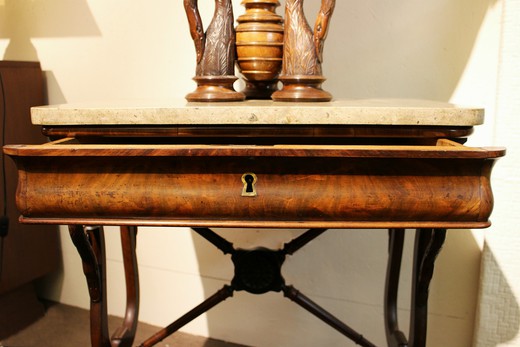 старинная мебель - дамский столик с зеркалом