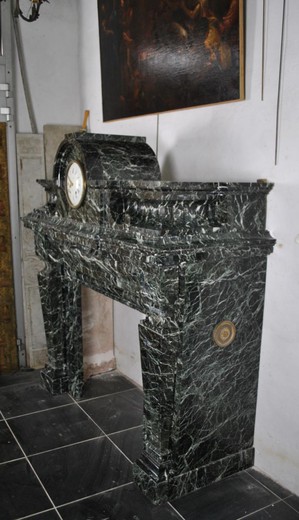старинный каминный портал из мрамора в стиле людовик 14