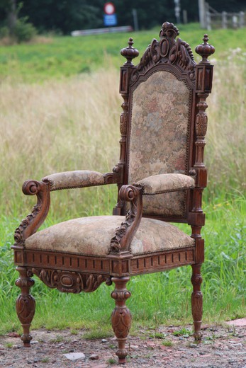 старинное кресло-трон в стиле ренессанс из дуба
