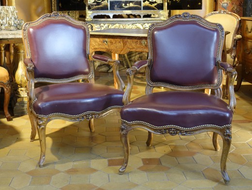 старинная мебель - парные кресла луи 15 из ореха и кожи, 18 век