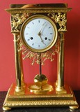 антикварные часы-портик из золоченой бронзы