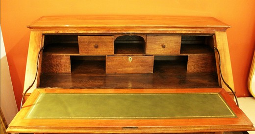 старинное бюро из вишневого дерева