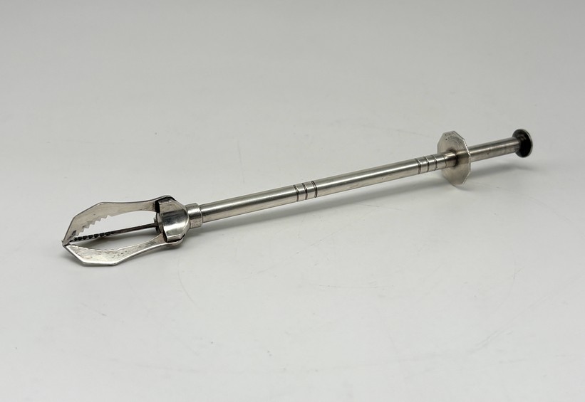 Vintage holder
(щипцы) of the ice