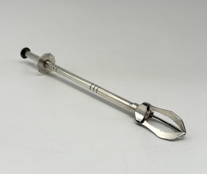 Vintage holder
(щипцы) of the ice