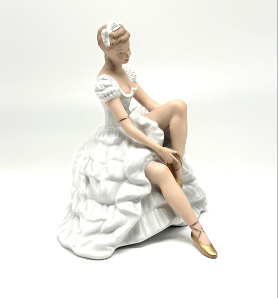 Vintage figurine "Ballerina Adjusting Her Pointe Shoes"