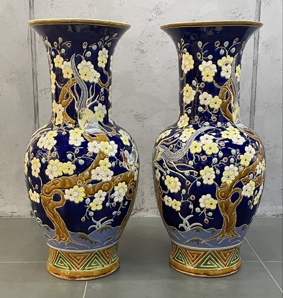 Antique paired vases
with sakura